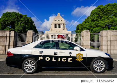 青空に映える国会議事堂前のパトカー(東京都千代田区永田町) 青空に映える国会議事堂前のパトカー(東京都千代田区永田町) 117898852