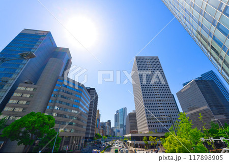 【大阪府】5月・梅田新道歩道橋から大阪の街並みを望む 【大阪府】5月・梅田新道歩道橋から大阪の街並みを望む 117898905