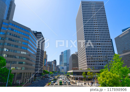 【大阪府】5月・梅田新道歩道橋から大阪の街並みを望む 117898906