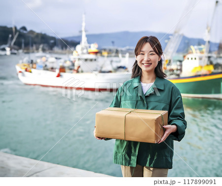 漁港からの産地直送の商品を抱える女性のイメージ素材 漁港からの産地直送の商品を抱える女性のイメージ素材 117899091