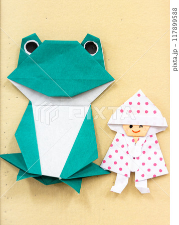 折り紙で作った雨具姿の子どもとカエル 折り紙で作った雨具姿の子どもとカエル 117899588