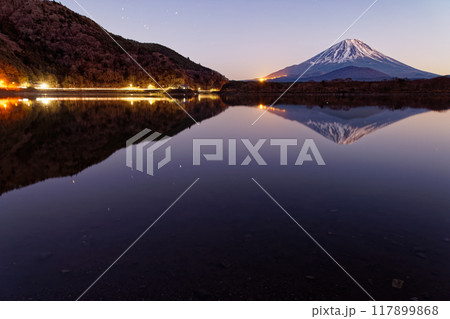 精進湖湖畔から見る残照の富士山 精進湖湖畔から見る残照の富士山 117899868