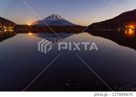 精進湖湖畔から見る残照の富士山 117899870