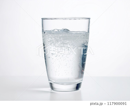 コップに入った炭酸水 コップに入った炭酸水 117900091