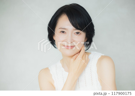 スキンケアするミドル女性 117900175