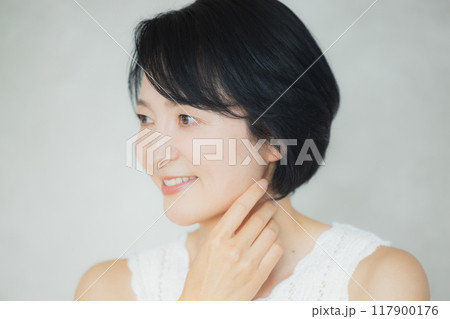 スキンケアするミドル女性 117900176
