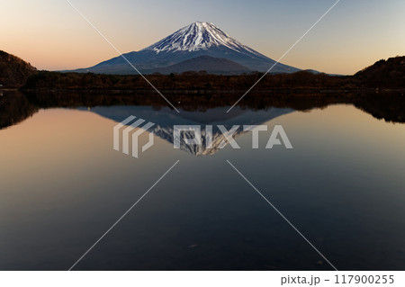 精進湖湖畔から見る夕照の富士山 精進湖湖畔から見る夕照の富士山 117900255