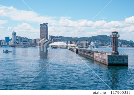 香川県・サンポート高松を望む（航行中のフェリーより） 117900335