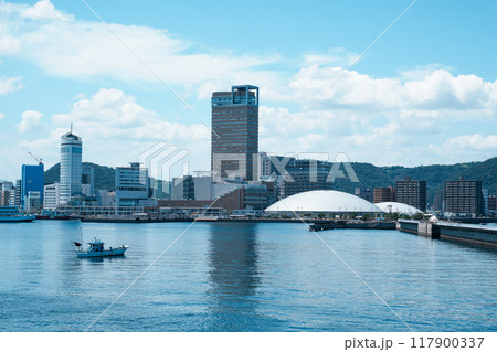 香川県・サンポート高松を望む（航行中のフェリーより） 117900337