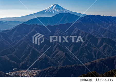 滝子山から見る冬の富士山と初狩の山並み 117900345