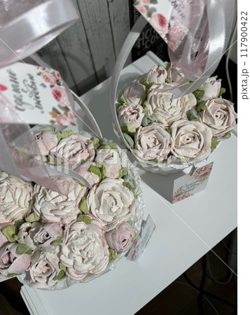 Marshmallows in a basket. Marshmallow flowers. Homemade marshmallows. The inscription on the tag in Russian Marshmallows in a basket. Marshmallow flowers. Homemade marshmallows. The inscription on the tag in Russian 117900422