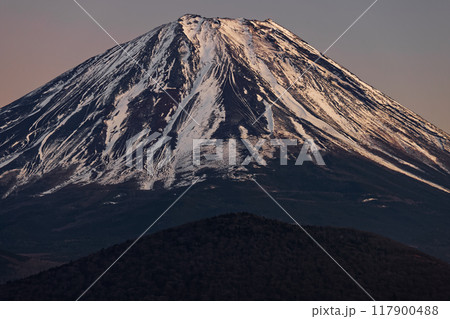 精進湖湖畔から見る残照の富士山 117900488