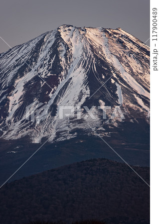 精進湖湖畔から見る残照の富士山 精進湖湖畔から見る残照の富士山 117900489