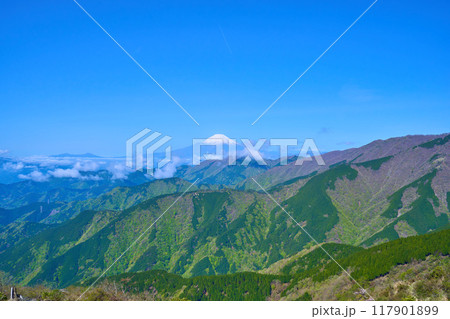 春の神奈川県秦野市丹沢の三ノ塔山頂の休憩場所から西側の富士山方面 春の神奈川県秦野市丹沢の三ノ塔山頂の休憩場所から西側の富士山方面 117901899