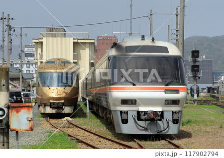 京都丹後鉄道の車両基地に並ぶ特急ディーゼルカー 117902794