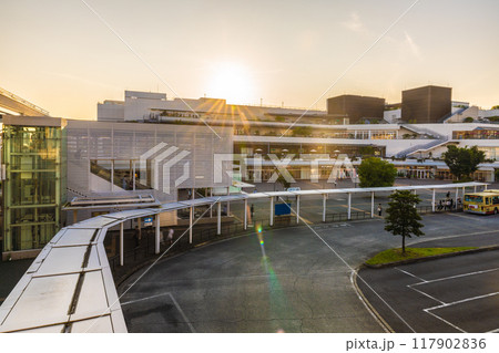 日本の藤沢都市景観 7月。東海道本線 辻堂駅前のバスロータリーや夕日などを望む…=21日 日本の藤沢都市景観 7月。東海道本線 辻堂駅前のバスロータリーや夕日などを望む…=21日 117902836