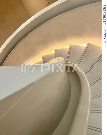 カーブが美しい螺旋階段 117902865
