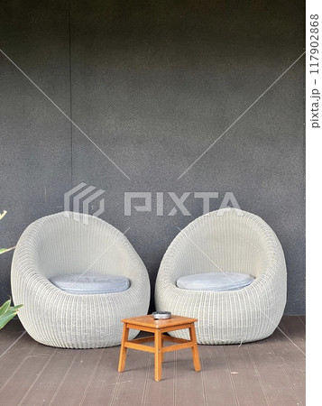 ガーデンチェアでくつろぐ 117902868