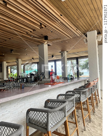 南国ホテルのビーチフロントにあるバー 117902871