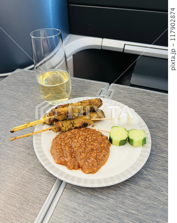 シンガポール航空ビジネスクラス機内食のサテ 117902874