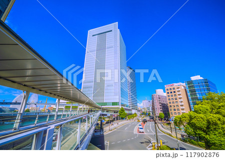 日本の横浜都市景観 桜木町駅　新南口前の人道橋から横浜市役所や桜木町駅入口などを望む＝8月17日 117902876