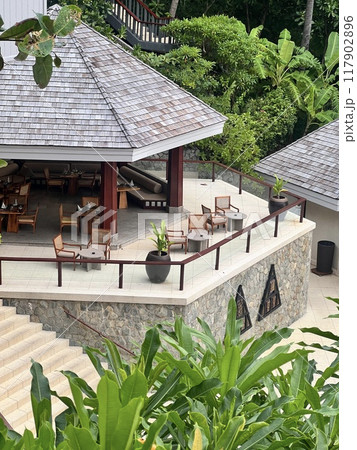 高級リゾートホテルのレストランを眼下に見る 高級リゾートホテルのレストランを眼下に見る 117902896