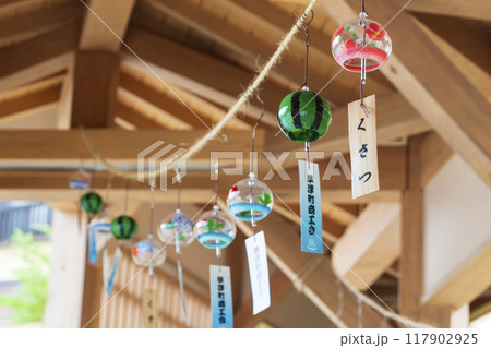 群馬県草津温泉の昭和ノスタルジックな木造回廊「湯路広場」の風鈴 117902925