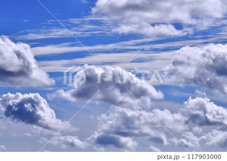 日本の横浜都市景観 夏空。猛烈な暑さが続く日本列島…巨大な雲が首都圏を通過…＝8月26日、横浜から 117903000