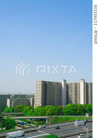 【大阪府】4月・さわやかな青空の北大阪、中国自動車とモノレール 【大阪府】4月・さわやかな青空の北大阪、中国自動車とモノレール 117903338