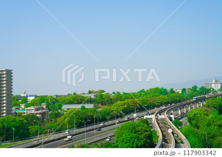 【大阪府】4月・さわやかな青空の北大阪、中国自動車とモノレール 117903342
