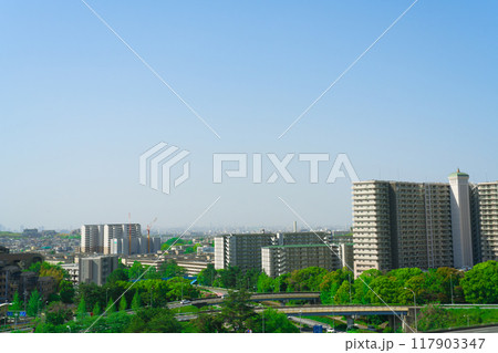 【大阪府】4月・さわやかな青空の北大阪、中国自動車とモノレール 117903347