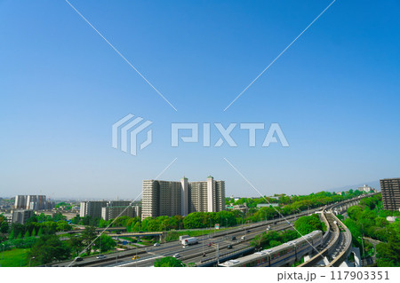 【大阪府】4月・さわやかな青空の北大阪、中国自動車とモノレール 【大阪府】4月・さわやかな青空の北大阪、中国自動車とモノレール 117903351