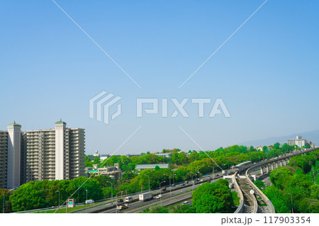 【大阪府】4月・さわやかな青空の北大阪、中国自動車とモノレール 117903354