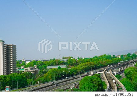 【大阪府】4月・さわやかな青空の北大阪、中国自動車とモノレール 117903355