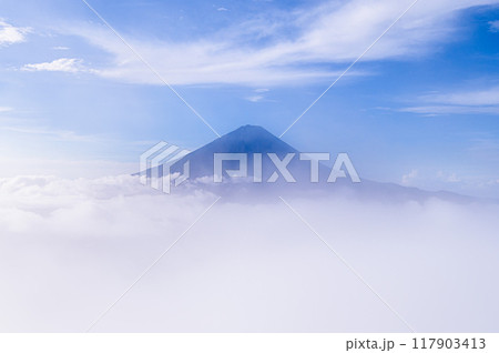 山梨県・王岳付近の稜線から見る富士山と大雲海 山梨県・王岳付近の稜線から見る富士山と大雲海 117903413