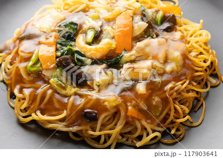 美味しい中華料理、冷凍食品の五目あんかけ焼きそば 117903641