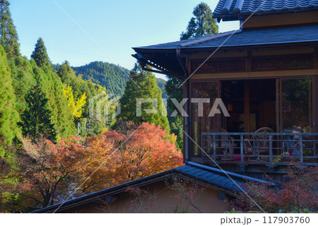 美しい紅葉と日本家屋の風景 117903760