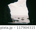 江の島岩屋から臨む海 117904315