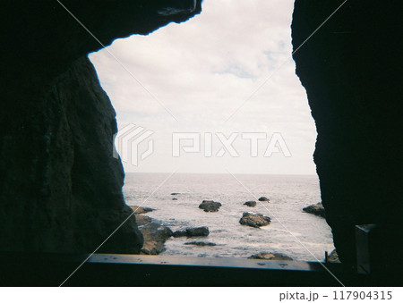 江の島岩屋から臨む海 117904315