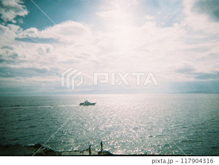 江の島から臨む海 117904316