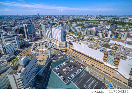 日本の千葉都市景観 8月。千葉駅などを望む 日本の千葉都市景観 8月。千葉駅などを望む 117904322