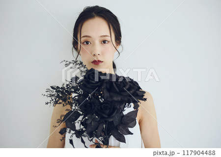 黒いバラの花束を持つ女性 117904488