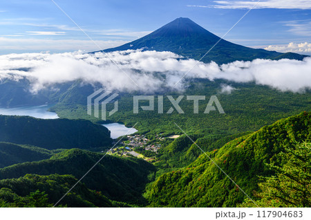 山梨県・王岳~鬼ヶ岳間の稜線から見る富士山と山並み 山梨県・王岳~鬼ヶ岳間の稜線から見る富士山と山並み 117904683