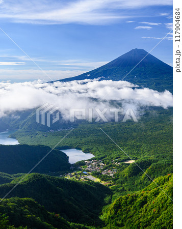 山梨県・王岳~鬼ヶ岳間の稜線から見る富士山と山並み 山梨県・王岳~鬼ヶ岳間の稜線から見る富士山と山並み 117904684