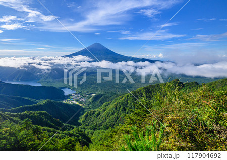 山梨県・王岳～鬼ヶ岳間の稜線から見る富士山と山並み 117904692