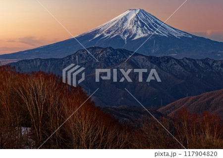 南大菩薩・大蔵高丸から見る夜明けの富士山 南大菩薩・大蔵高丸から見る夜明けの富士山 117904820