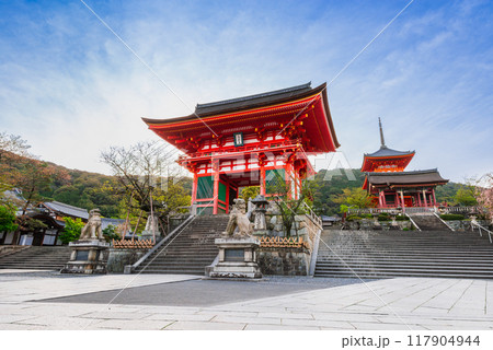 春の京都 清水寺 仁王門と西門 春の京都 清水寺 仁王門と西門 117904944