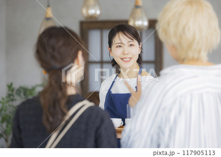 案内をするカフェの店員　 117905113