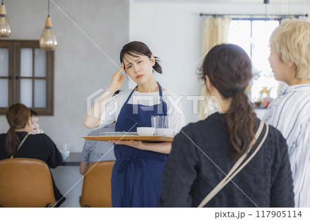 案内をするカフェの店員　 117905114