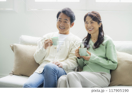 リビングのミドル夫婦 117905190